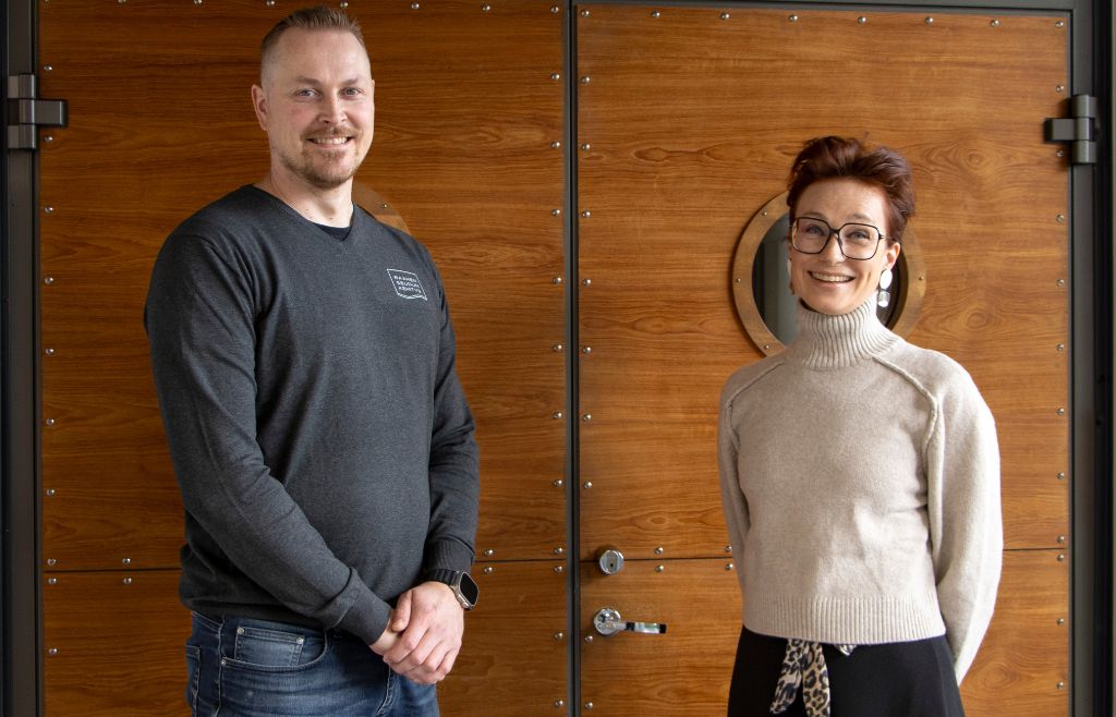 Jussi Kemilä ja Riitta Palosaari kuvattuna Raahen seudun kehityksen toimiston oven edessä.
