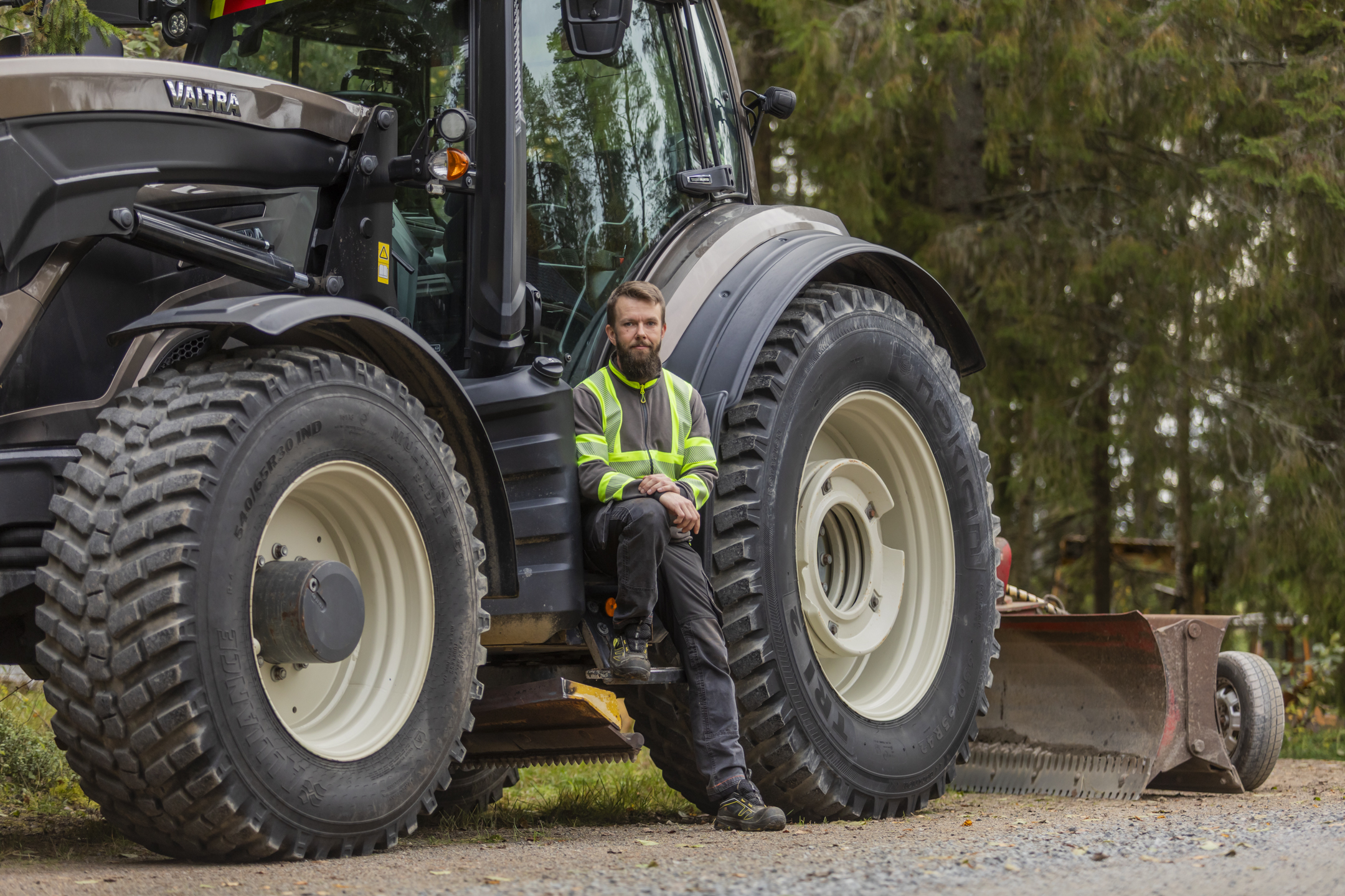Jarkko traktorin vieressä.