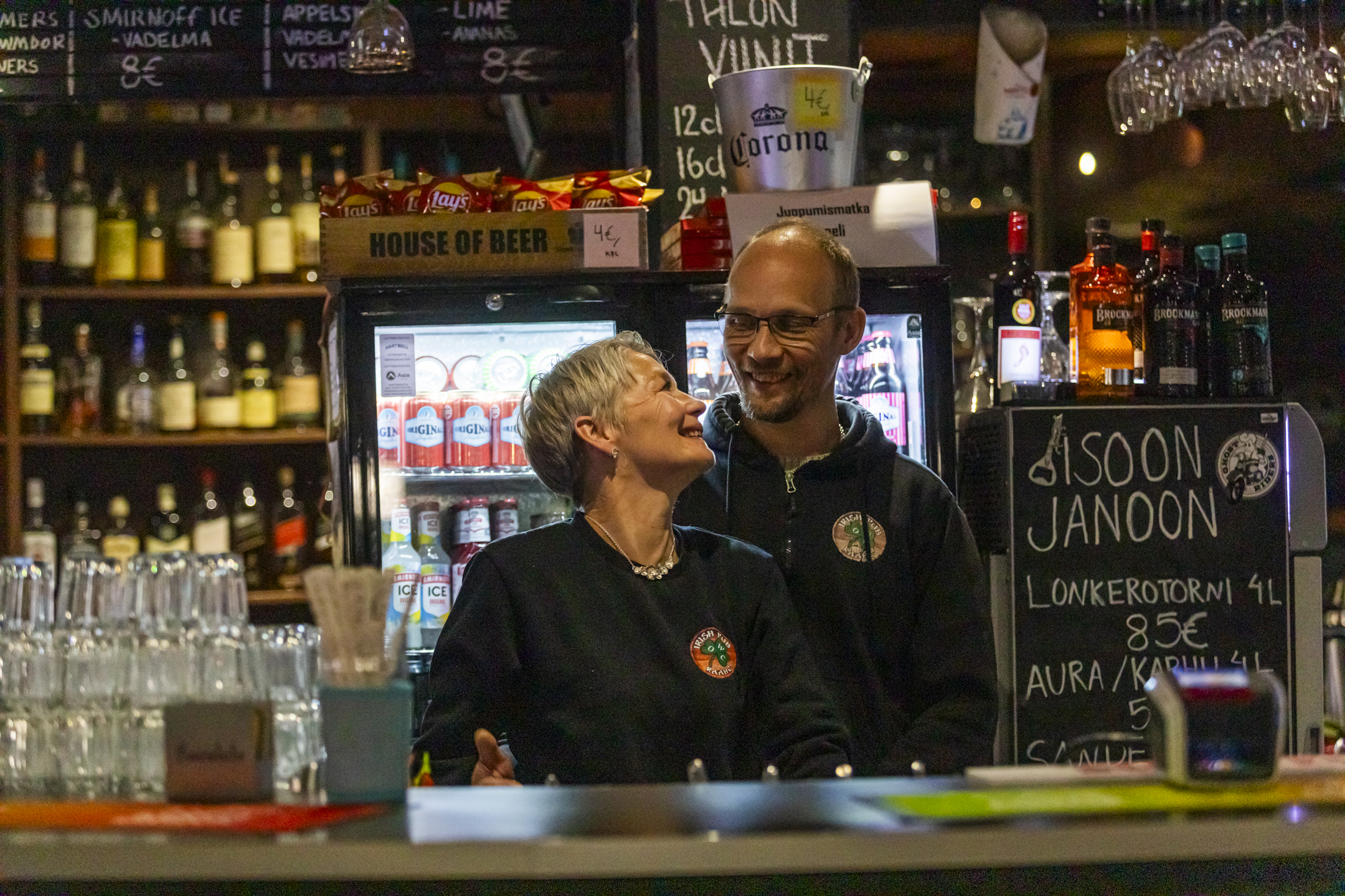 Kirsi ja Esa irkkupubin tiskin takana.