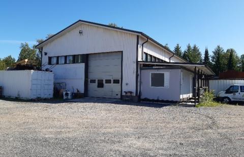 Sisäänkäynti nosto-ovi