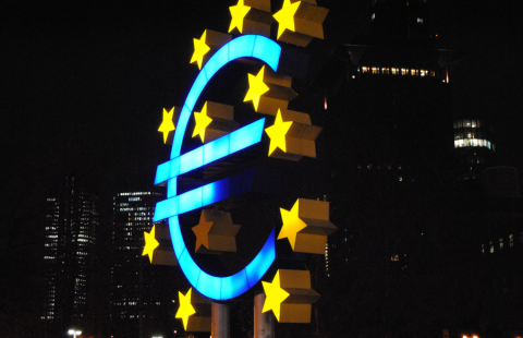 Suuri eurovalotaulu hämärässä.