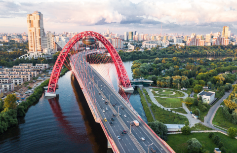 Näkymä Moskovanjoen ylittävästä sillasta ja kaupungista.