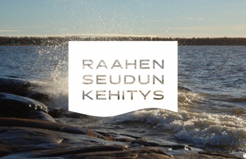 Tyrskyjä merenrannassa ja Raahen seudun kehityksen logo.