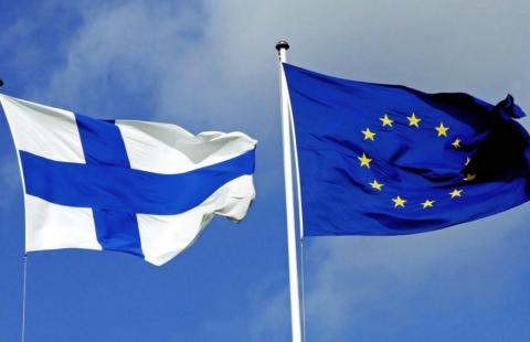 Suomen ja EU:n lippu.