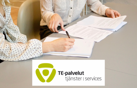 TE-palveluiden logo, kaksi henkilöä papereiden kanssa.
