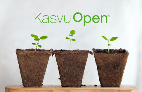 Kasvu Open logo ja kolme taimea.