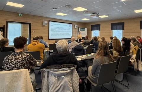 Työpajan osallistujia seuraamassa digibisneskoulutusta Raahessa.