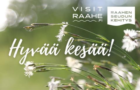Taustalla valkoisia kukkia ja teksti hyvää kesää sekä Visit Raahen ja Raahen seudun kehityksen logot.