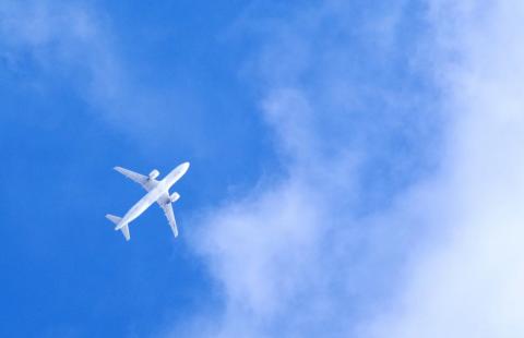Lentokone sinistä taivasta vasten.