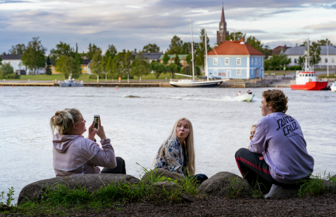 Näkymä Raahen museonrannasta ja kolme nuorta viettämässä aikaa.