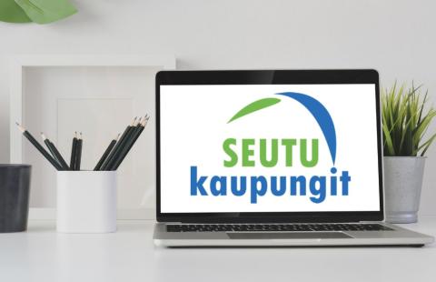 Seutukaupungit logo läppärin näytöllä.