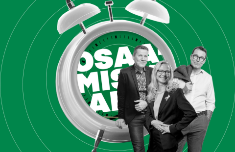 Herätyskello ja kolme mustavalkoista henkilöä vihreää taustaa vasten.