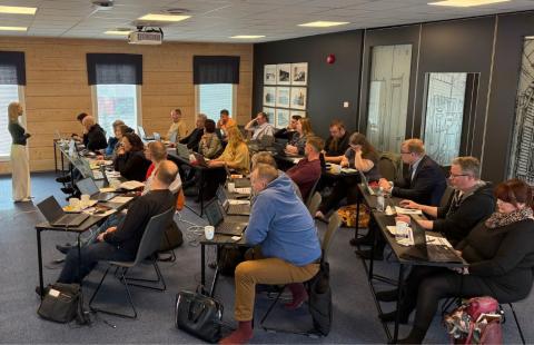 Työpajan osallistujia seuraamassa tekoälykoulutusta.