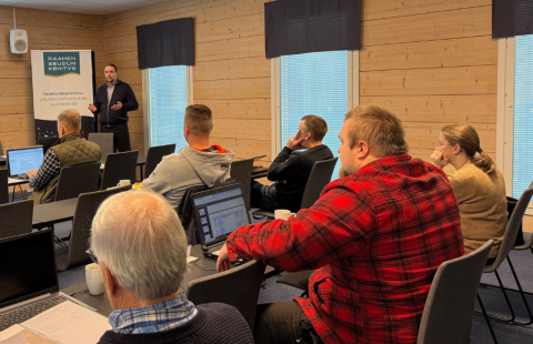 Työpajan osallistujia seuraamassa koulutusta.