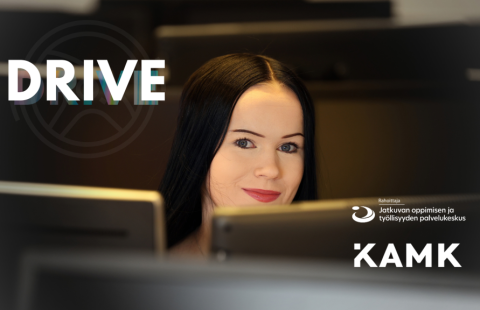 Nainen katsoo kameraan tietokoneen takaa. Drive-hankkeen, Kamkin ja Jotpan logot.