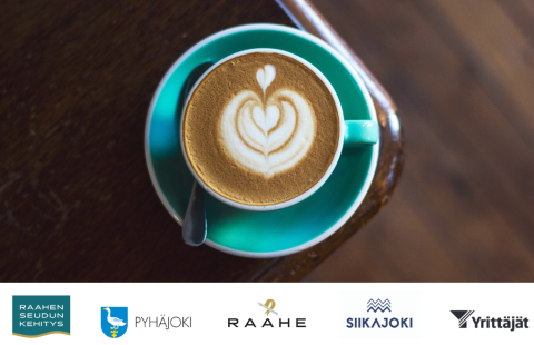 Kahvikuppi ja Raahen seudun logoja.