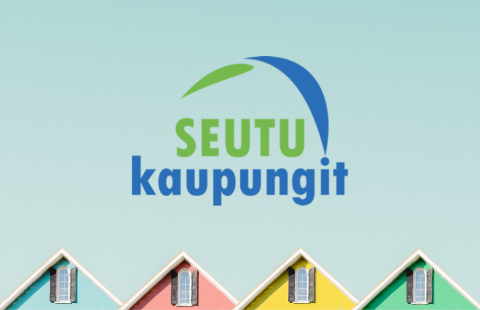 Neljä pastellisävyistä taloa ja seutukaupunkien logo. 