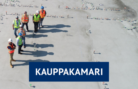 Ilmakuva työasuisista henkilöistä rakennustyömaalla ja kauppakamarin logo.