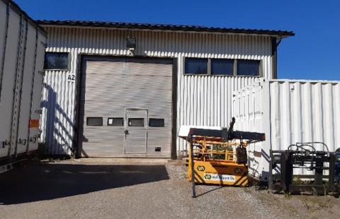 Sisäänpääsy nosto-ovi