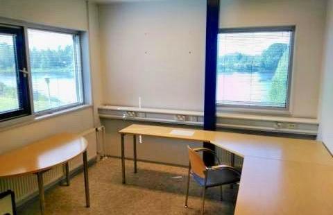 Toimistohuone odottaa ottajaansa.