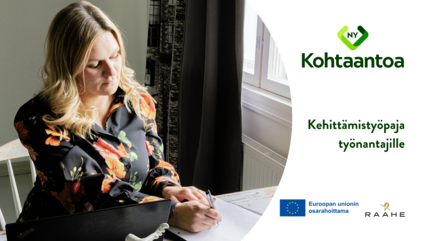 Kuva: Kohtaantoa-hanke. Henkilö istumassa pöydän ääressä.
