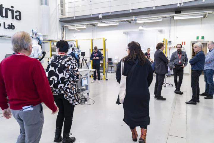 Centria-TKI-ympäristö Aikuisia ihmisiä robotiikkalaboratoriossa.