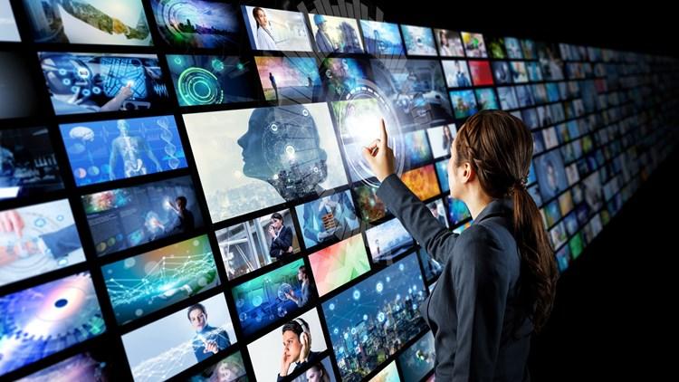 Kuva: Business Finland. Nainen digiseinän äärellä.