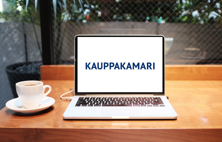 Kauppakamarin logo avonaisen tietokoneen ruudulla ja vierellä kahvikuppi.