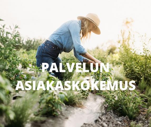 Nainen puutarhatöissä, teksti palvelun asiakaskokemus.