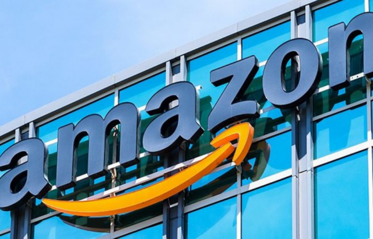 Kuva: Business Finland. Amazon verkkokaupan valotaulu rakennuksen seinässä.