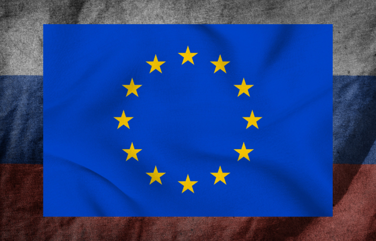 Likainen Venäjän lippu, jonka päällä EU-lippu.