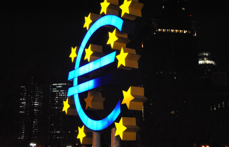Valotaulu euron merkistä.