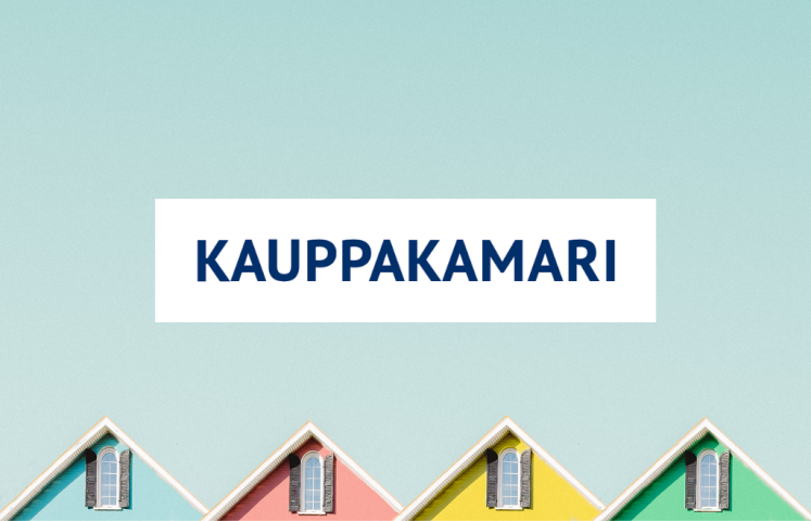 Pastellisävyisten talojen kattoja ja Kauppakamarin logo.
