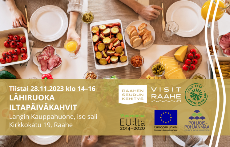 Neljä lautasta ja useita ruokalajeja tarjoiluastioissa.