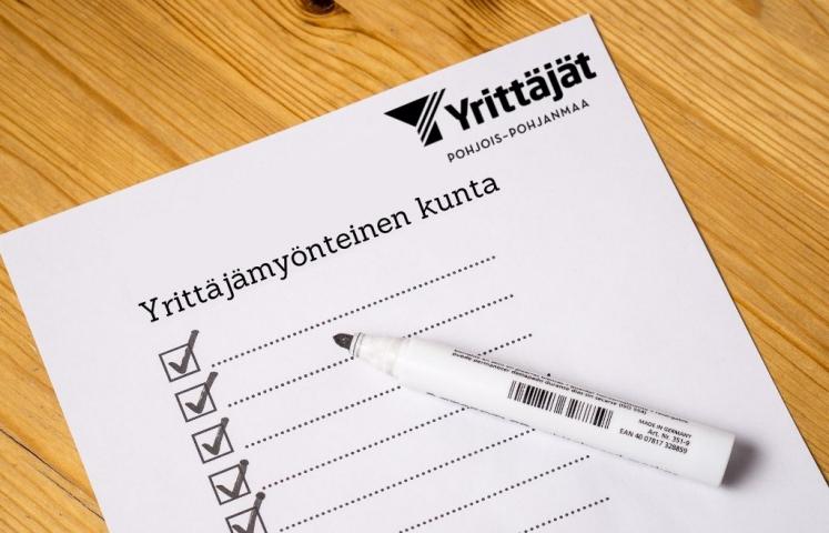 Tyhjä muistilista yrittäjämyönteiselle kunnalle ja Yrittäjien logo.