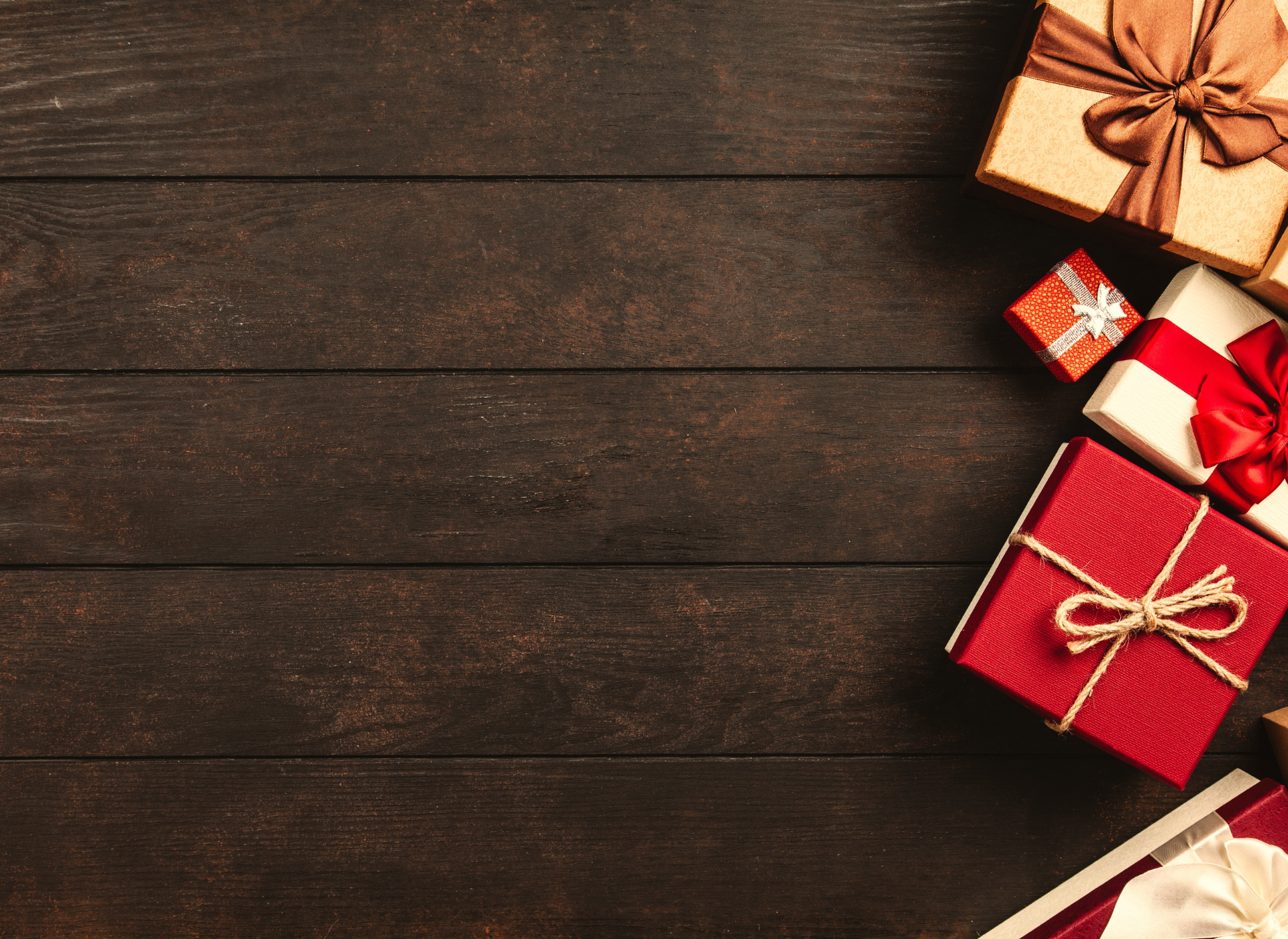 Joululahja tummalla puutaustalla.