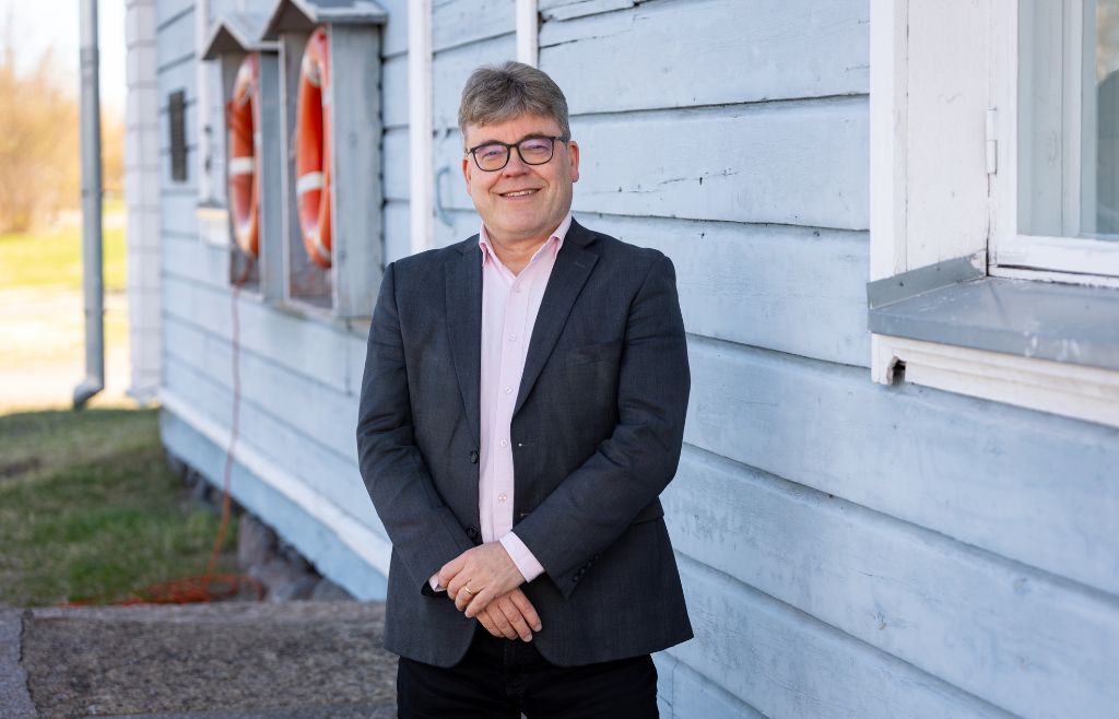 Raahen seudun kehityksen kehitysjohtaja Pasi Pitkänen Raahen museon vierustalla.