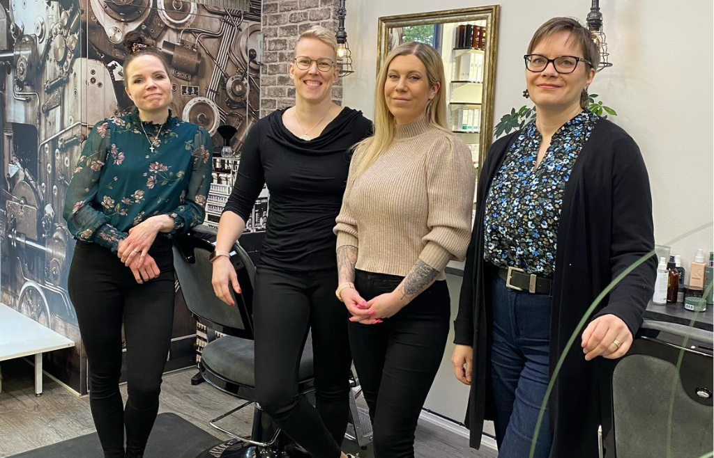 Kampaamo Brahen työntekijät Outi, Raisa, Hanna ja Anne.
