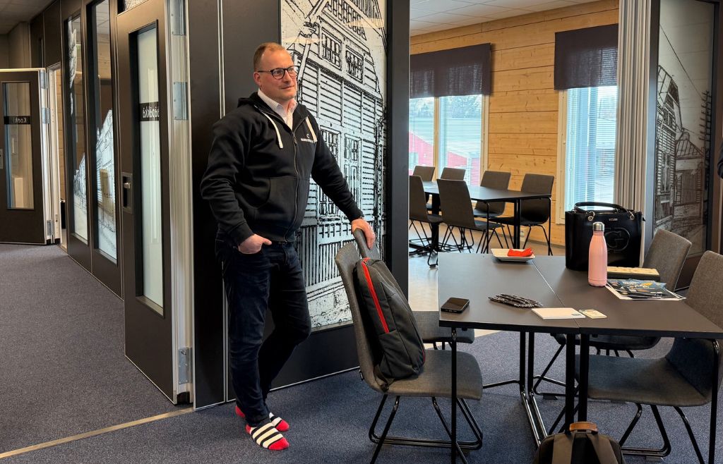 Jani seisomassa koulutustilassa.
