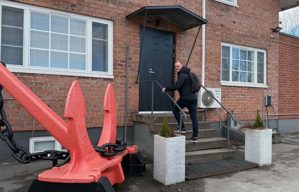 Jani astumassa sisään toimistorakennukseen.