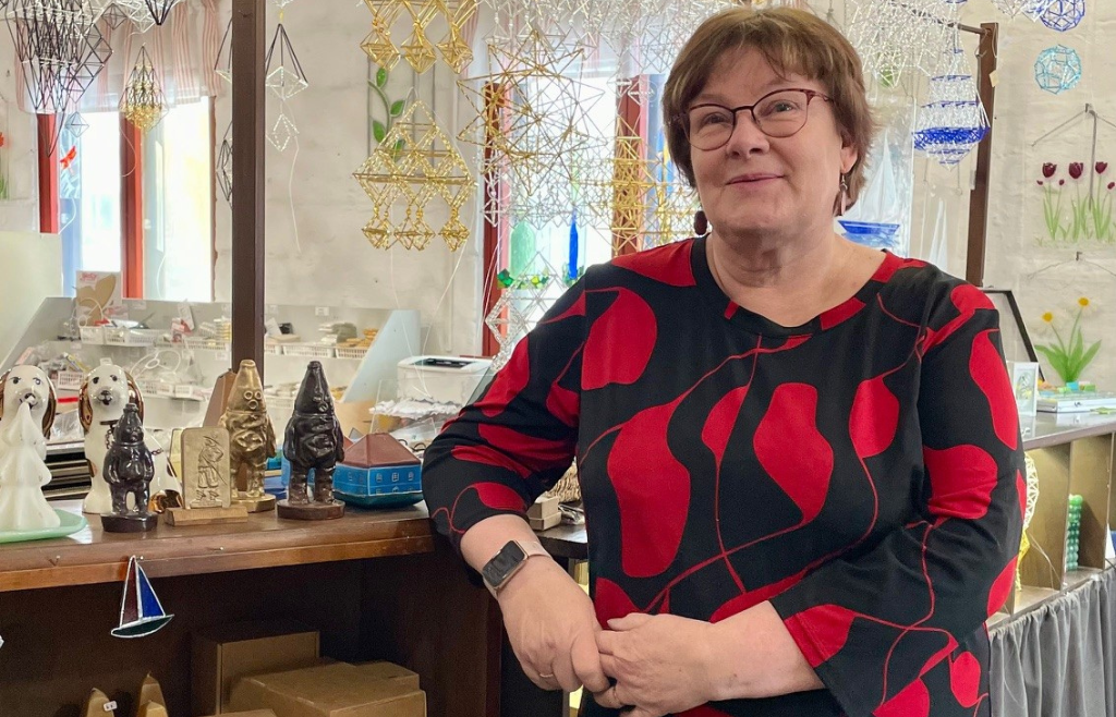 Tuija Rajamäki myymälässä.