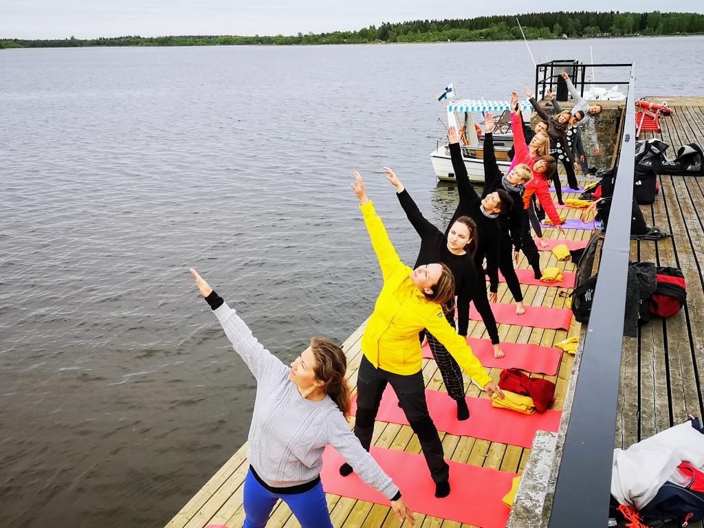 Elämysten kokouspäivä Raahen saaristossa - Veden äärellä hankkeen sidosryhmätapaaminen Joogaajia Raahen saariston Iso-kraaselin saaren laiturilla