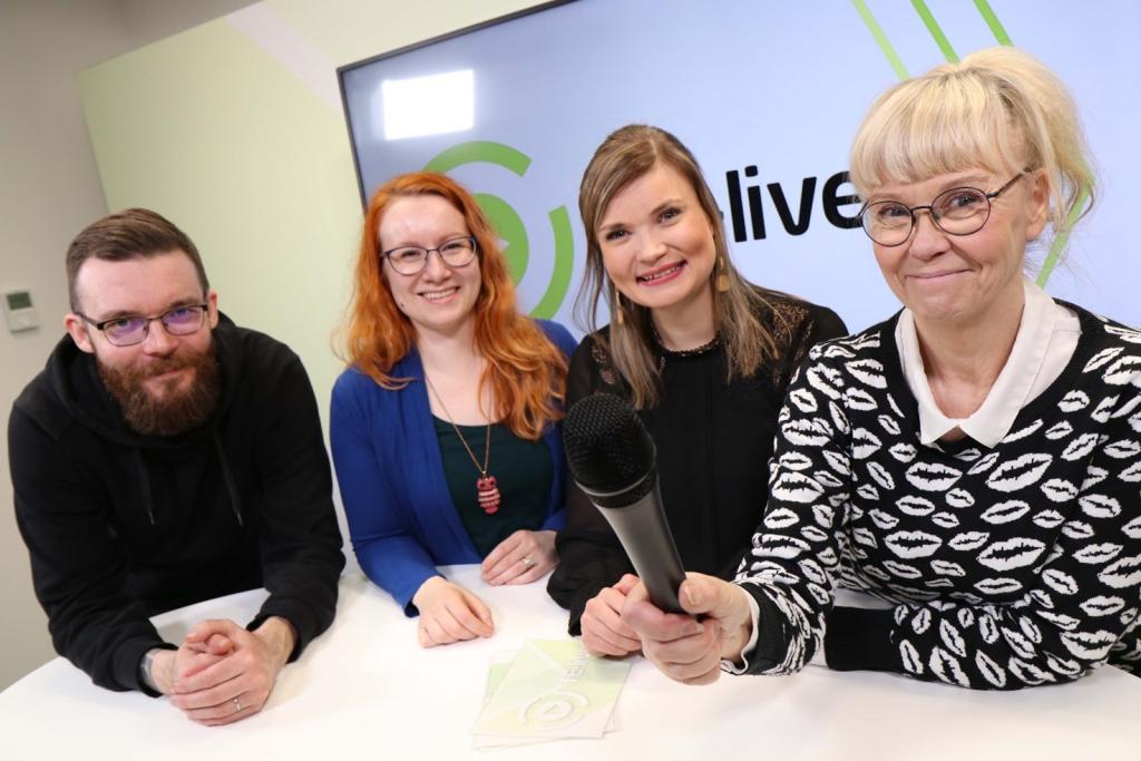 TE-liven tiimi valmiina lähetykseen! Kuva: TE-live / Pohjois-Pohjanmaa. Yhteiskuva Pohjois-Pohjanmaan TE-liven nelihenkisestä tiimistä.