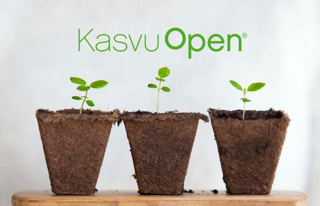 Kolme pientä kasvin taimea pöydällä ja Kasvu Openin logo. 