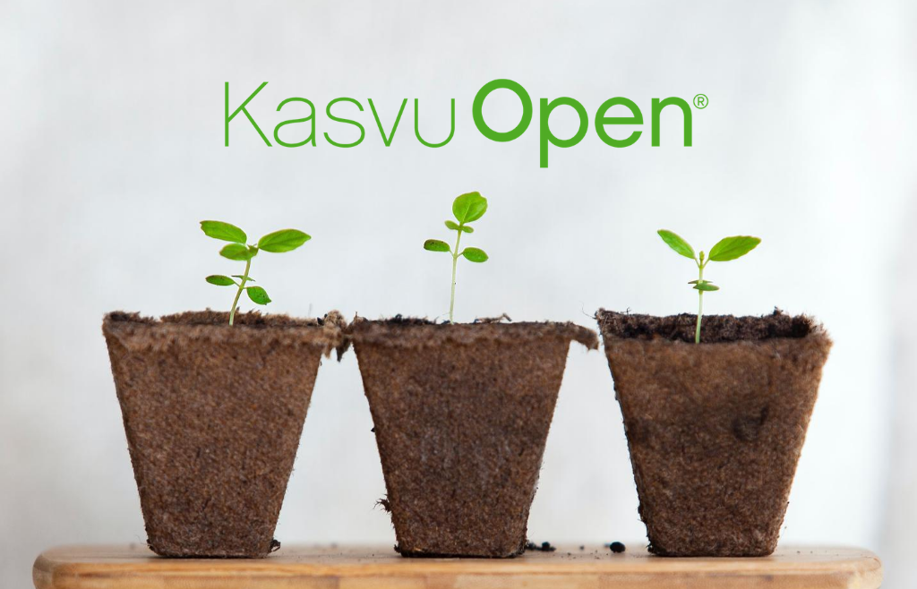 Kolme pientä kasvin taimea pöydällä ja Kasvu Openin logo.