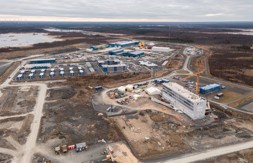 Marraskuussa 2021 hallintorakennuksen työt olivat kesken. Kuva: Fennovoima. Ilmakuva Hanhikivenniemeltä.