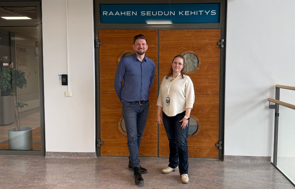 Timo Huotari ja Janica Mäyrä Raahen seudun kehityksen toimiston oven edessä.