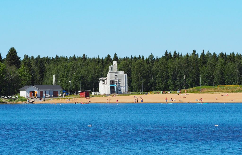Pikkulahden uimaranta ja uimarakennus kesällä mereltä päin kuvattuna.