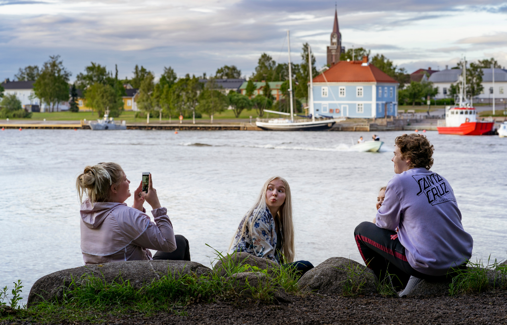 Kuva: Tiina Lämsä. Näkymä Raahen museonrannasta ja kolme nuorta viettämässä aikaa.