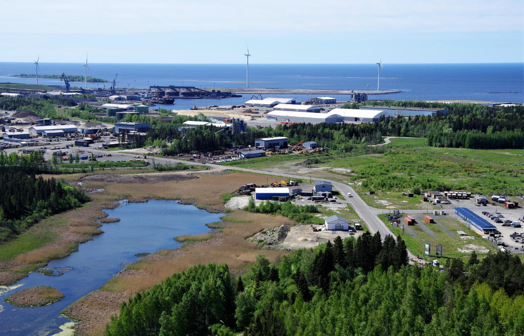 Näkymä teollisuusalueelta Raahen satamaan.